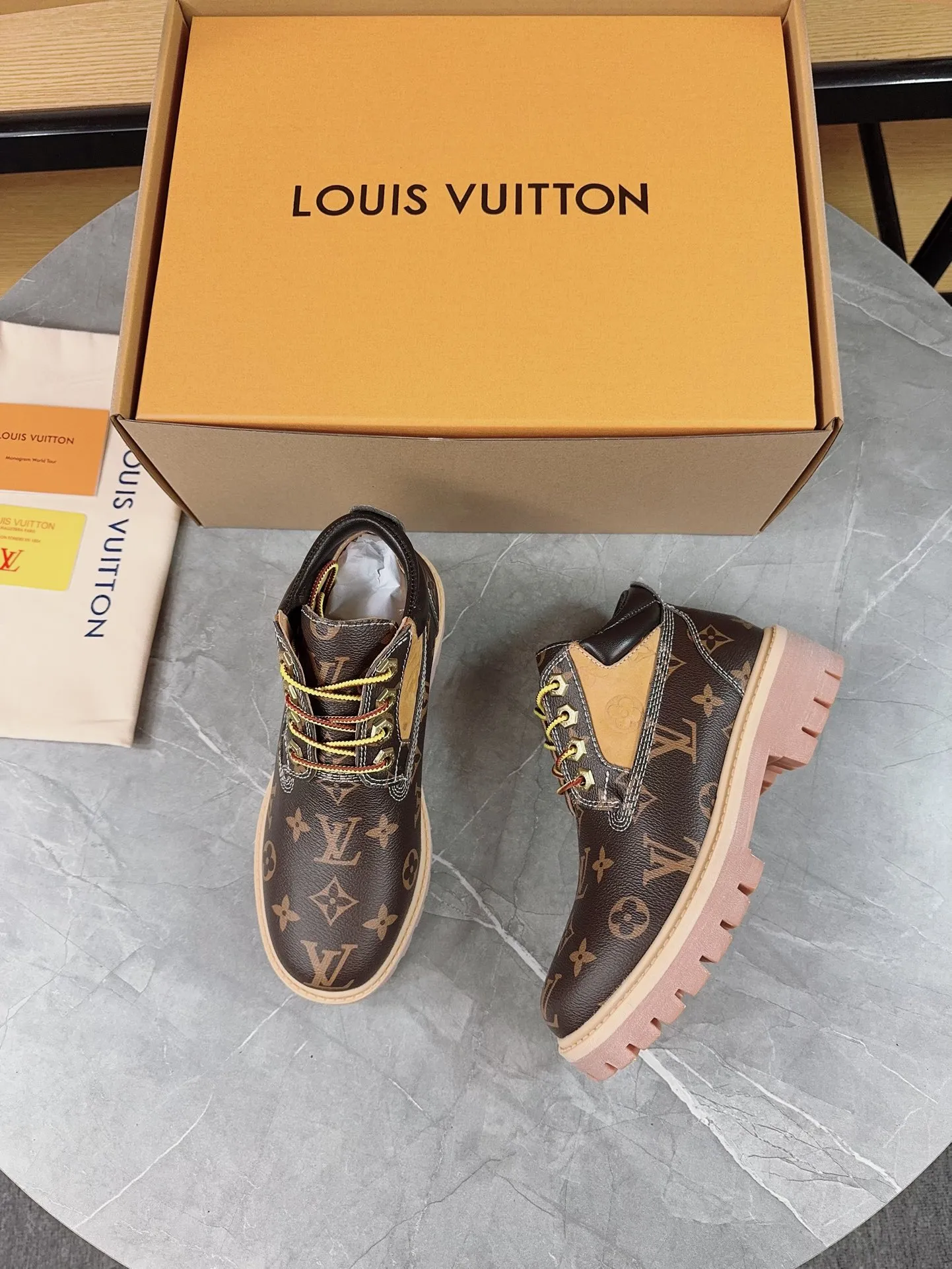 Couple model 💰700 ❤️Top version: Couple model LV x Timberland Timberland joint model Presbyopia Embossed Rhubarb boots Ankle boots Short boots LV x Timberland ankle boots are made of Monogram embossed waterproof nubuck cow leather, relying on the brand's exquisite craftsmanship to carefully reshape the classic Timberland 6-inch boot shape in Italy, and make an eye-catching appearance in 2024 created by Pharrell Williams with American workwear style Autumn and winter menswear show. Monogram embossed tongue, original Timberland laces and outsole are exquisite details, and the leather label expresses the cooperation logo. Exquisite packaging at the delivery counter🛍📦 ▪️Material: Original customized imported first-layer cowhide ▪️Inner lining: Original customized leather lining/mesh lining ▪️Outsole: Original molded anti-slip rubber material ▪️Sole thickness: 3.5CM ▪️Size: Women's 35-40 Men's 39-46
